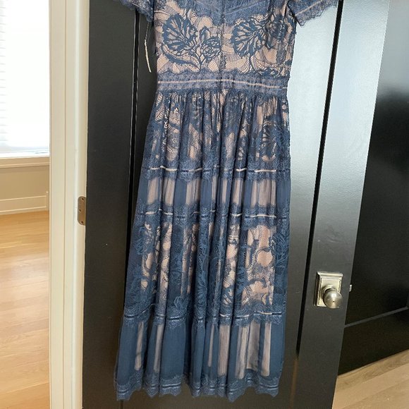 Elegant Navy Lace Midi Dress - Picture 5 of 6